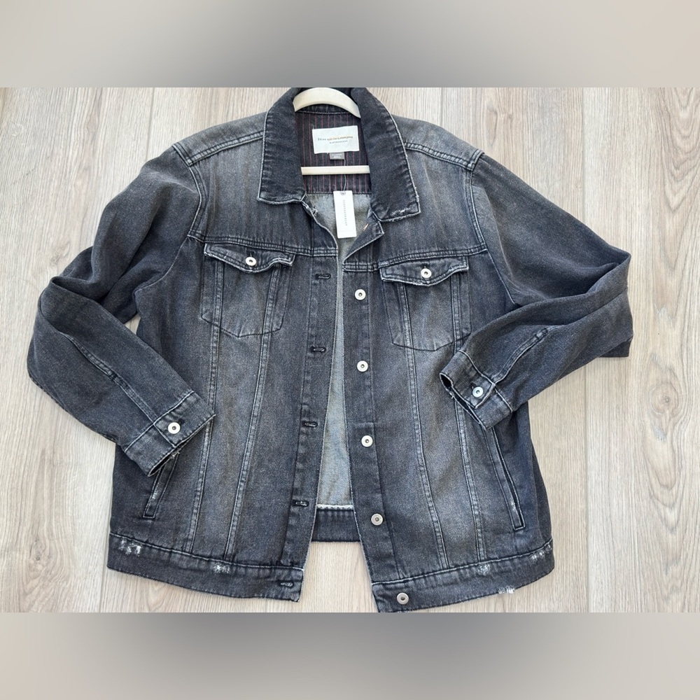 ANTHROPOLOGIE Man’s Gray Denim Jacket 🩶🙋‍♂️
*NEW WITH TAGS 🏷️